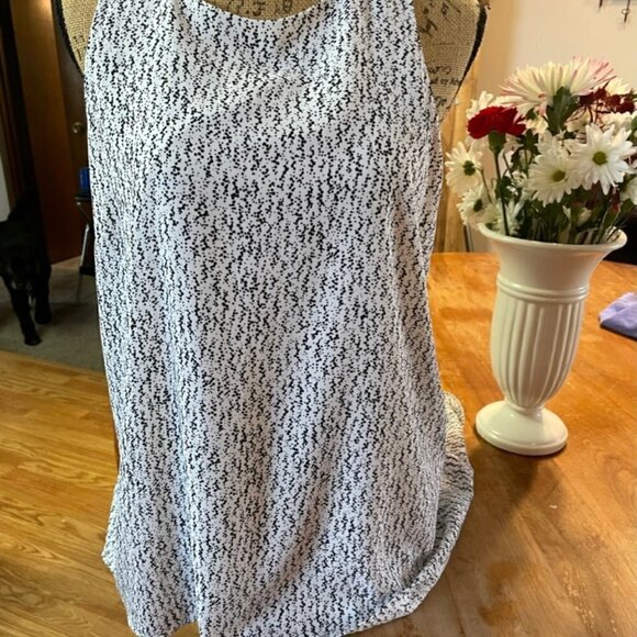 Vince Tops - Vince Camuto Sleeveless Top M Black White